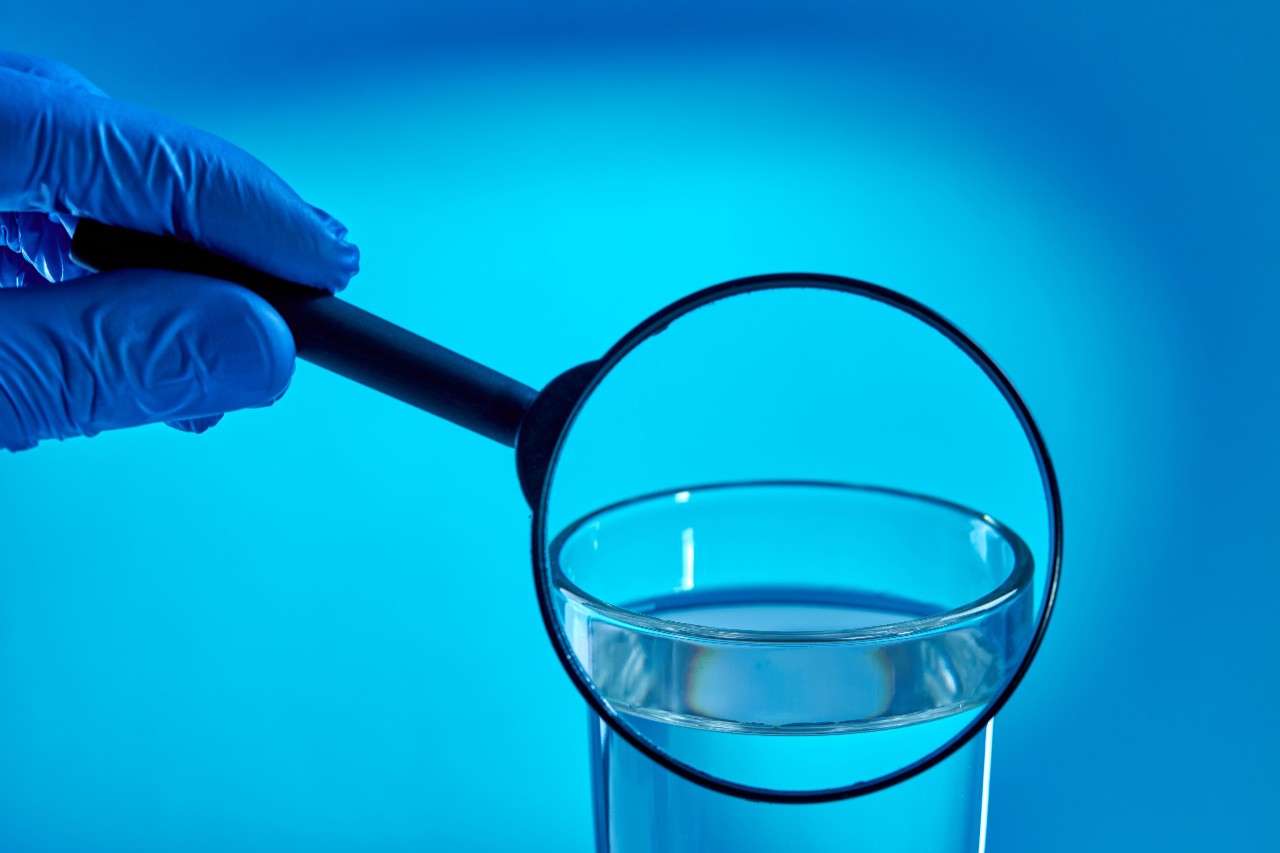 万博在线客服shutterstock-1753533839-water-testing-microbiology-bruker-md-web